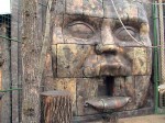 dekorace výběhu - tvář Avalokitéšvary inspirovaná chrámem Bayon